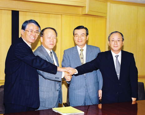 효성 4개사가 (주)효성으로 통합 출범하며 주요 경영진이 화합과 새로운 시작을 다짐하는 악수를 나누는 모습